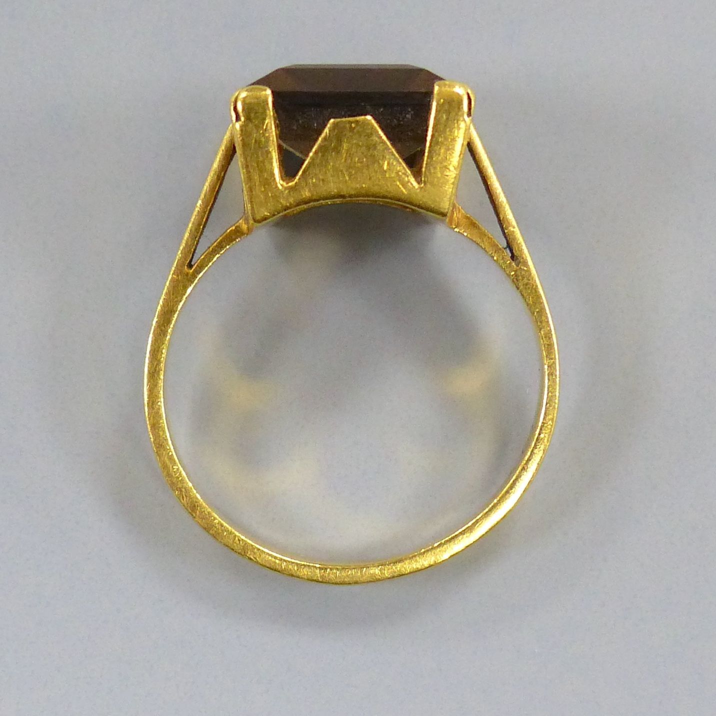 A yellow metal(stamped 750) and smoky quartz set dress ring, size M, gross 5.2 grams.